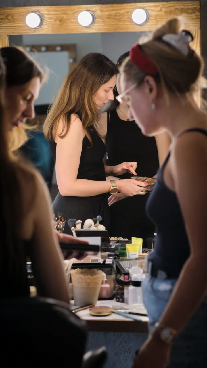 Kursantka w trakcie profesjonalnego kursu makijażu