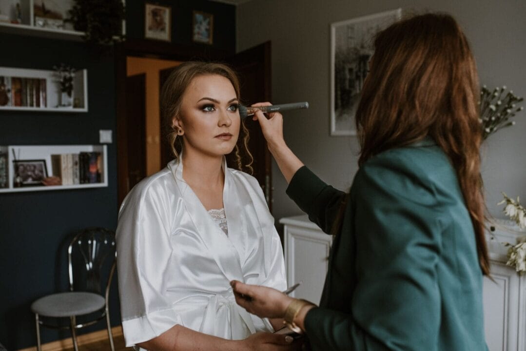 Przygotowania makijażu ślubnego smokey eye warszawa